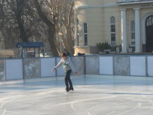 Ледената пързалка вече работи