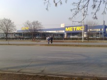 Спират безразсъдно пресичащи пешеходци до "Метро" със специална ограда