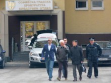 Издирват Бисеров под дърво и камък