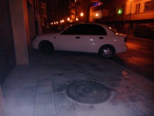 Гръцки автомобил нагло паркиран на тротоар