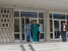 Оперираха шофьора на колата, блъсната от влак край Долна махала
