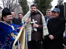 Жена се хвърли в ледените води, за да спаси кръста в Асеновград!