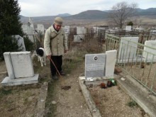 Конска тор и изпочупени плочи на гробището в Хисаря