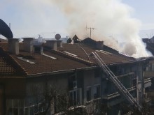 Четири екипа огнеборци гасят пожар в Центъра