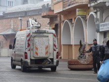 Вече демонтират коледната украса в Пловдив