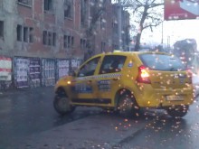 Супернагло такси брутално наруши закона с обратен завой на Сточна гара!