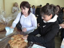 Пловдивски ученици разчупиха новогодишна пита по гръцки обичай