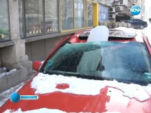Огромна ледена висулка проби купето на кола