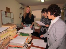 Младежите от ГЕРБ Карлово и Хисаря дариха книги на местните библиотеки