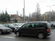 Нагло паркиране пред магазин, чийто паркинг е полупразен