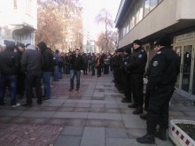 Хора от цялата страна започнаха да се събират пред Пловдивския окръжен съд