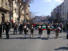 Протестиращи тръгнаха към турското консулство, замерят Джумая джамия с бомбички