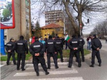 Кордон от жандармеристи отцепи съда в Кърджали