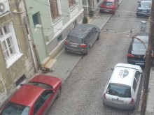 Паркирането по тротоара редовно по ул. "Станислав Доспевски"