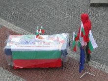 И днес продължава продажбата на знамена