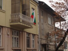 Пловдивчани закачиха трибагреници на сградите си