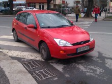 Шампион! Заряза си колата на пътеката и си тръгна!