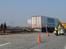 ТИР се вряза в мантинелата на АМ "Тракия", има разлив на гориво