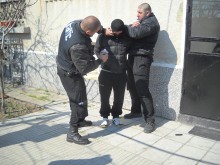 Сотаджии и полицаи показаха мускули в пловдивско село