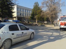 Психичноболен стреля по хора, убит е полицай