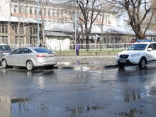Властта дава пример! Паркира, където си иска!