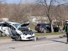 "Фолксваген" отнесе "Рено", докато водачът му се облекчава в храстите