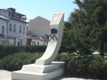 Хитлеристки кръст се появи върху знаков паметник в Центъра на Пловдив!
