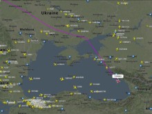Жени щурмуват щабквартирата на украинските ВМС в Крим, офицерите не стрелят