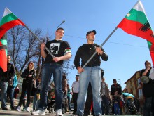 Група пловдивчани протестираха в Харманли срещу бежанския лагер