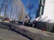 "Лъскава кака" паркира върху тротоар