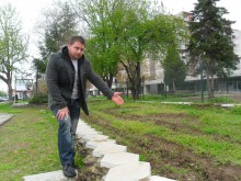 Грозно: Възрастна жена краде цветя с чувал до Панаира!