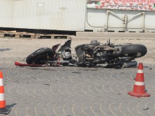 Моторист се заби в кола в Пловдив