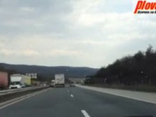 Видео от днес: ТИР хвърчи по АМ "Тракия", не могат да го изпреварят!