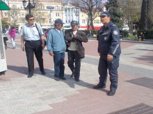 Арестуваха култовия ромски дует "Анти-Конти" в Центъра на Пловдив!