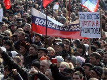 Американски войници се обличат в униформи на украински спецчасти