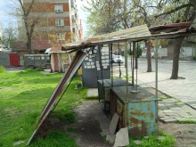 Междублоково пространство в "Южен" превърнато в разбит и кален паркинг