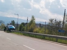 Бързи и яростни: Пиян качи колата си върху мантинела на Околовръстното!
