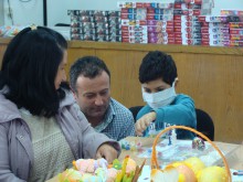 Рачков и Бате Енчо боядисваха яйца в Клиниката по педиатрия