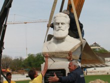 Демонтираха паметника на "Христо Ботев" на стадиона