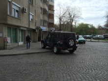 Джип върху тротоар на ул. "Сава Муткуров"