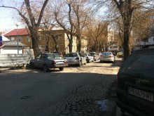 Тротоарът по ул. "Архимандрит Евлоги" се превърна в паркинг