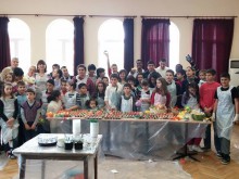 Арменските младежи и девойки от АФД Хоментмен -Пловдив бяха домакини на голямо боядисване на великденски яйца
