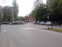 Паркиране около кръговото кръстовище между "Богомил" и "Петко Д. Петков"