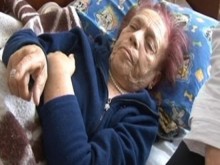 Напълно неподвижна жена на 85 г. разчита на съседи, за да оцелява