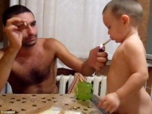 Горд руснак дели цигара с 3-годишното си бебе 