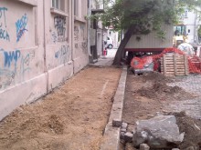 Започна подмяната на тротоарите по ул. "Антим І"