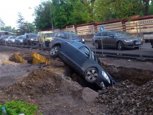 Баровски "Мерцедес" падна в изкопна яма