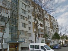 Бетонен орнамент от блок се стовари върху крака на жена, режат пръстите й