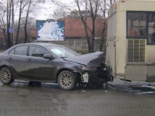 "БМВ" се хакна в автобус на бул."Найчо Цанов", петима пострадаха