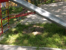 Читател: Детска площадка в "Източен" е в безобразно състояние